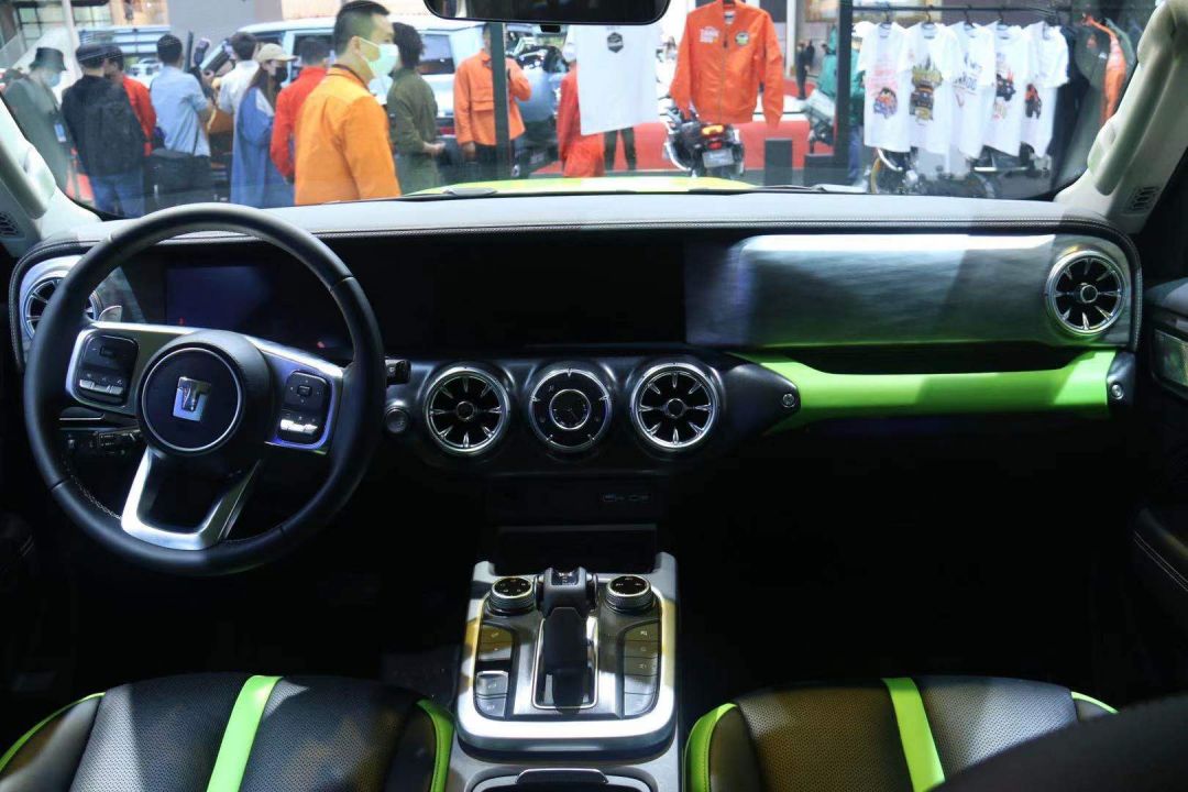 内饰方面,坦克游侠的内饰布局相比现款坦克300没有什么大的调整,继续