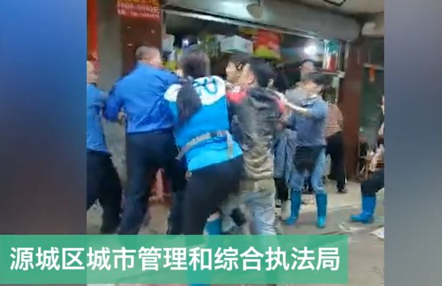 广东河源一城管与商贩起冲突,持刀又拎砖,城管局回应休闲区蓝鸢梦想 - Www.slyday.coM