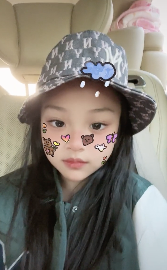 李小璐晒甜馨近照造型淑女对镜撇嘴害羞微笑女汉子变软妹子