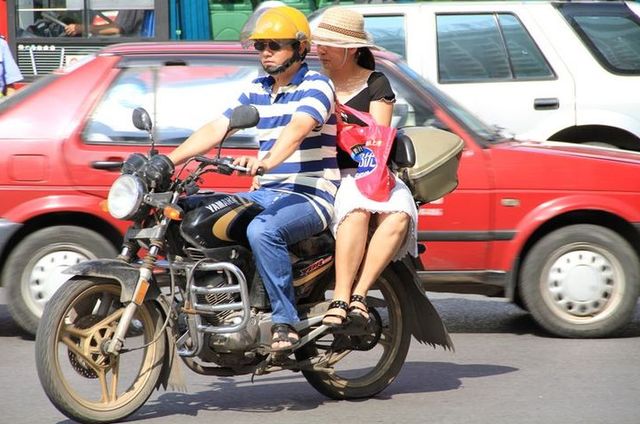 女生坐摩托车,为啥都喜欢侧着身子坐?其实很简单,直男根本不懂