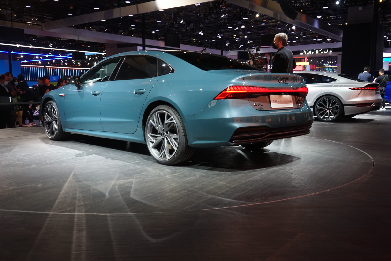 2021上海车展丨轴距明显加长两种动力可选上汽奥迪a7l亮相