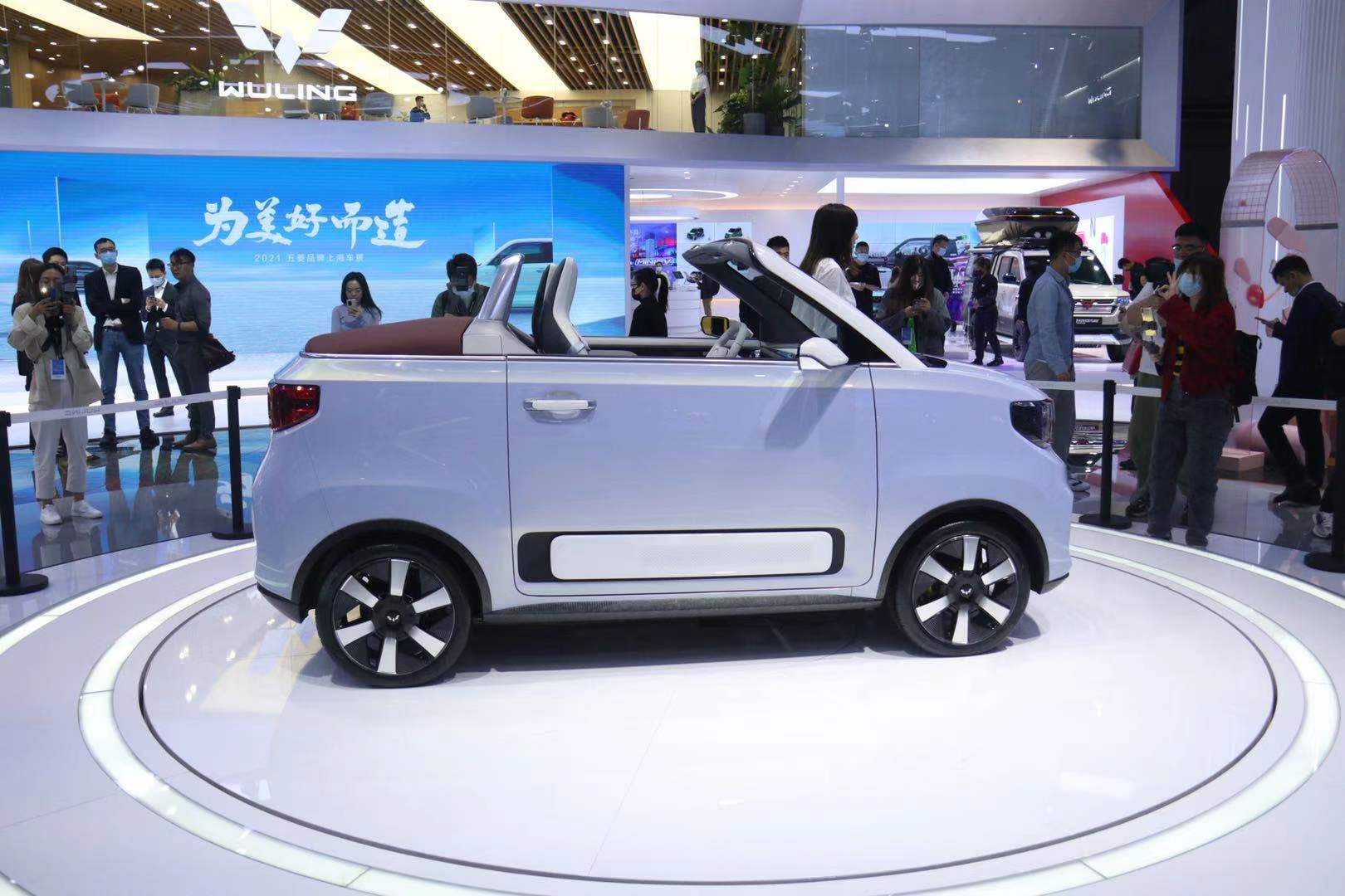 外观方面,新车延续了五菱宏观miniev的设计风格,针对细节方面进行了