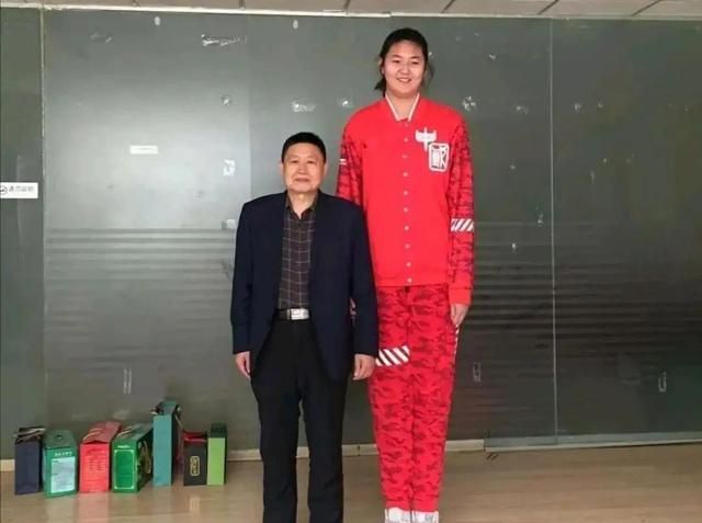 14岁女孩身高2米26赶上姚明,网友怀疑她是巨人症,实情如何呢?休闲区蓝鸢梦想 - Www.slyday.coM 14岁女孩身高2米26赶上姚明,网友怀疑她是巨人症,实情如何呢?休闲区蓝鸢梦想 - Www.slyday.coM