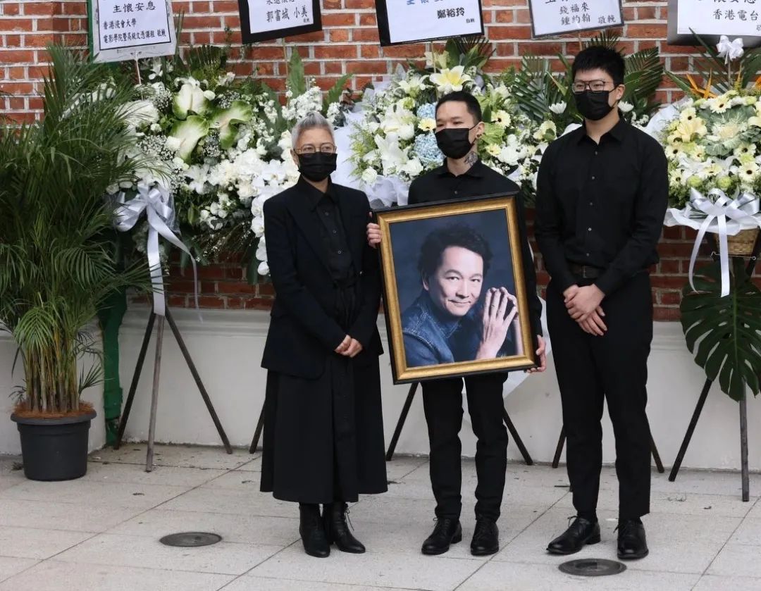 化轻烟别凡尘!廖启智安息礼结束遗体火化,遗孀携子坚强笑别亡夫