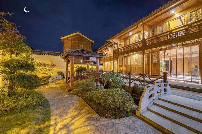 贵州江口梵净山梵彧楠舍民宿夜晚金碧辉煌堪比古代皇宫