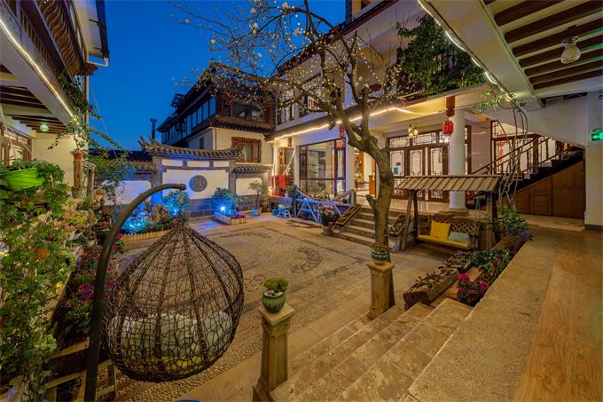 丽江月之皎观景客栈,睡在舒适的露天平台上,360度俯瞰古城全景