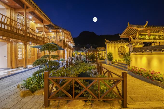 贵州江口梵净山梵彧楠舍民宿夜晚金碧辉煌堪比古代皇宫