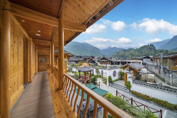 贵州江口梵净山梵彧楠舍民宿夜晚金碧辉煌堪比古代皇宫