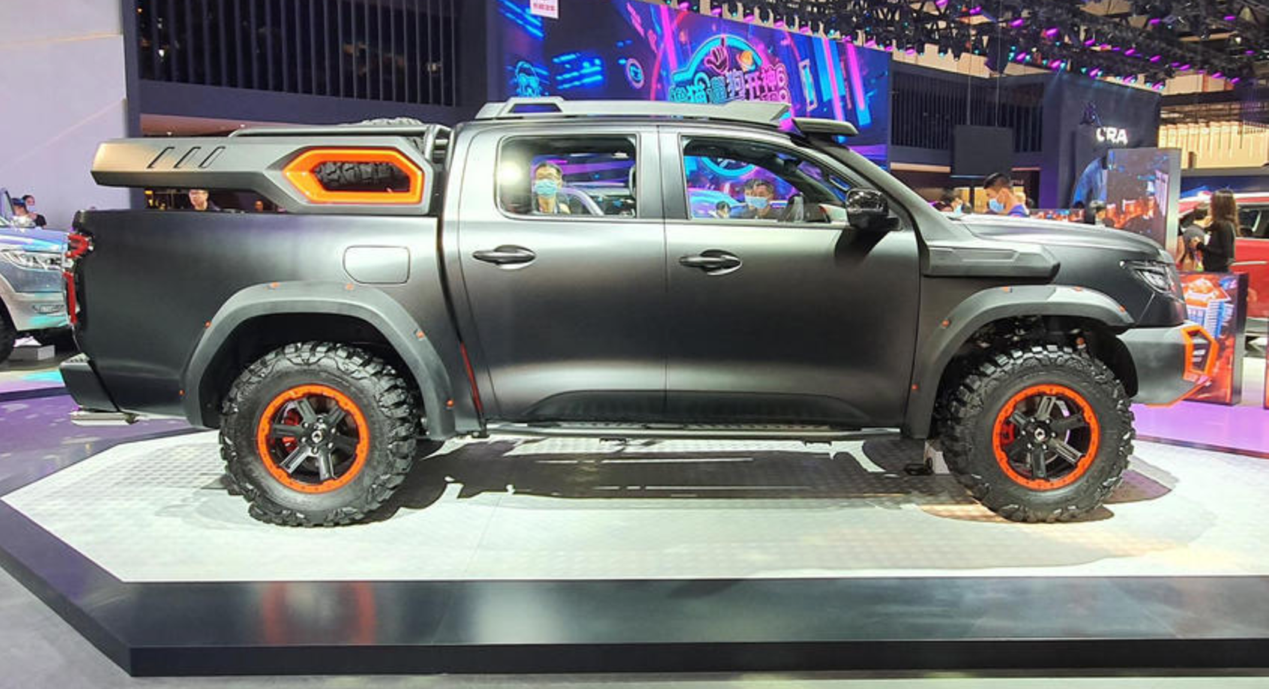 外观方面,新车沿用普通版车型的设计,针对细节进行调整,采用亚光黑色