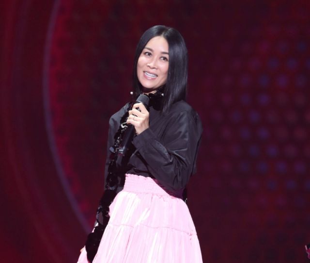 满脸皱纹太显老,大口吃东西动作豪迈没包袱|那英|包袱|假唱_新浪新闻