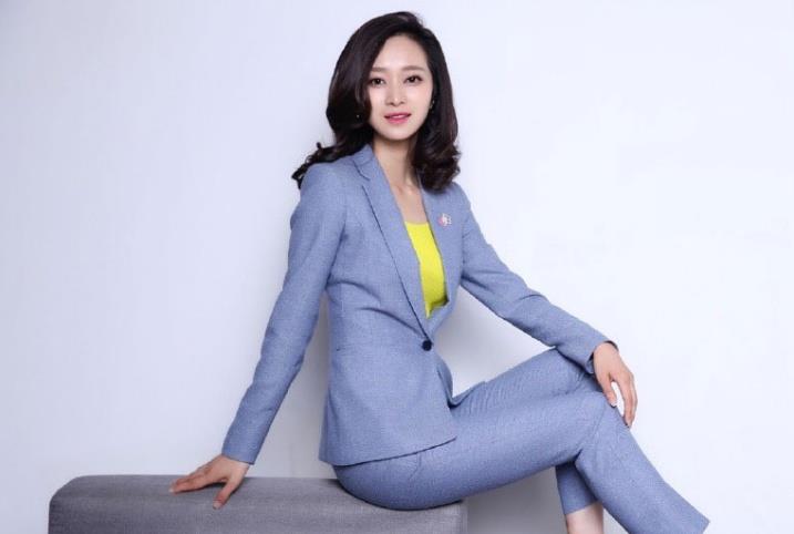 王治郅还和当地的群众合影,闲聊,穿着红色上衣,戴着黑色帽子的周蕾则