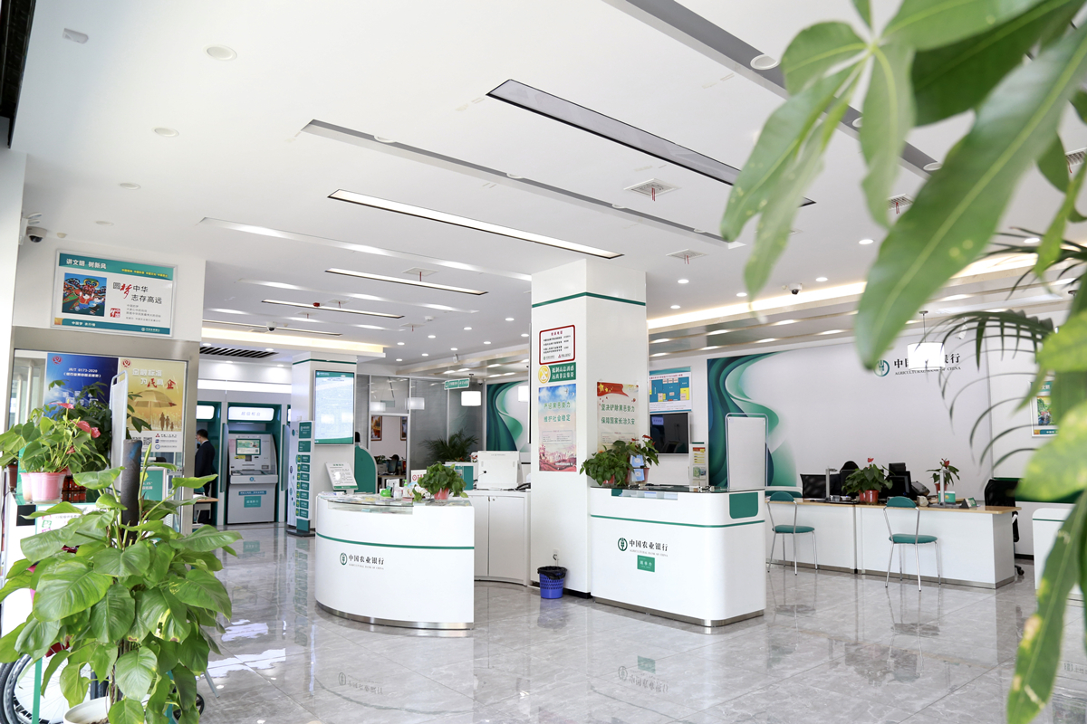 农行安康分行擦亮服务窗口近两年投入2000万元用于网点转型升级