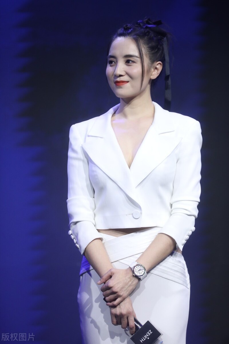 宋佳亮相近照身高看着有180