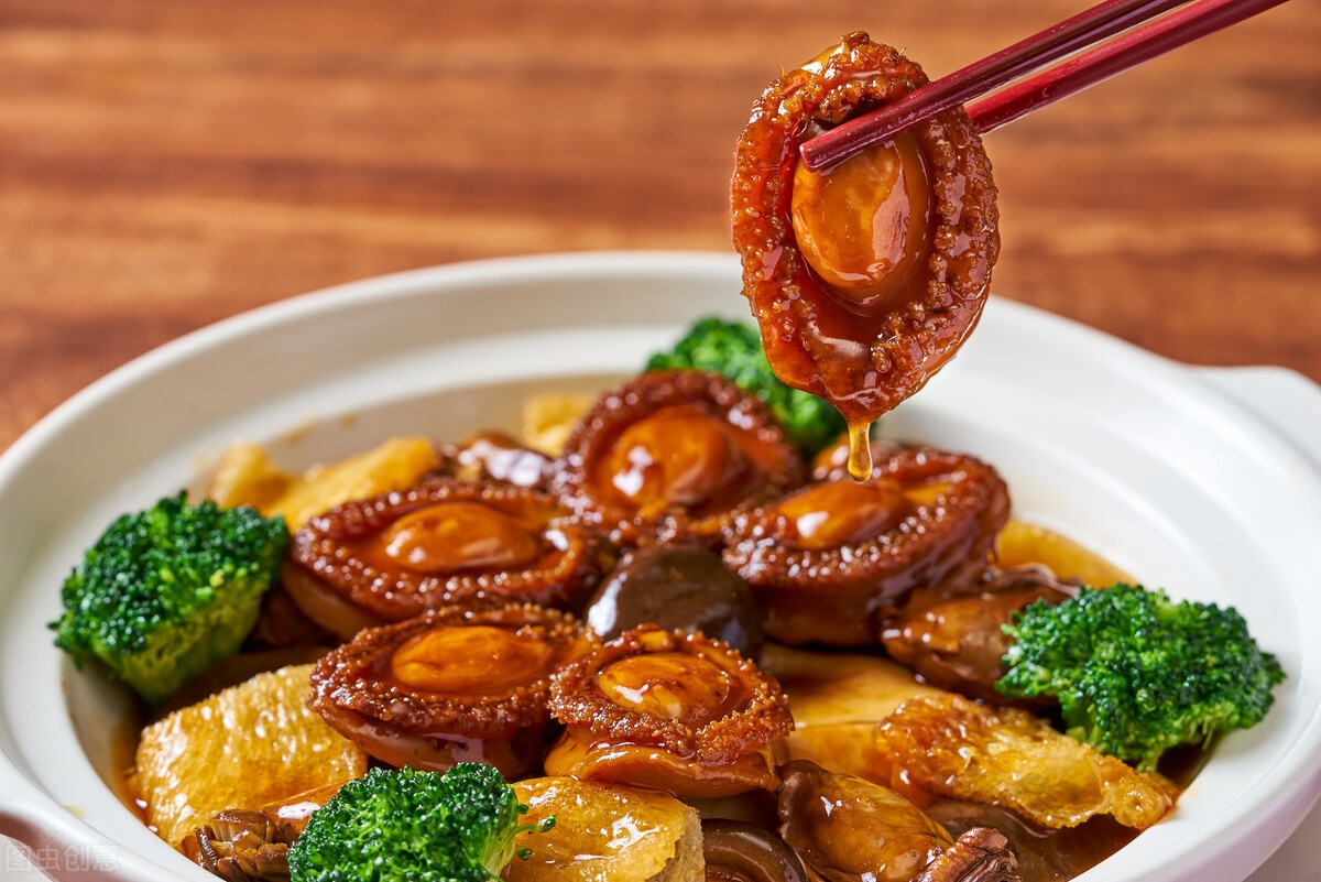 佛跳墙这道菜,一直被网友开玩笑说是高配版的东北大乱炖.