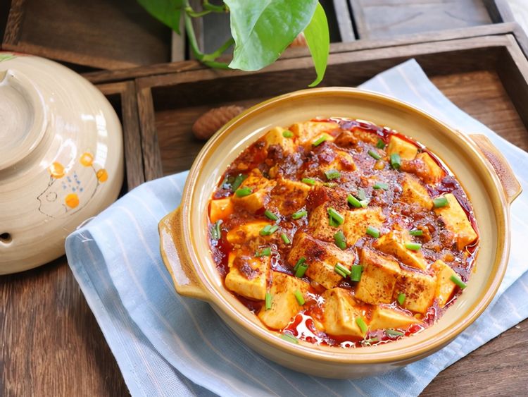 川菜经典的麻婆豆腐嫩滑可口香辣下饭一上桌家人就抢着吃