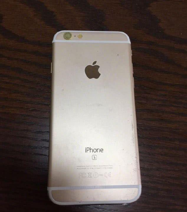 男子的苹果手机太旧了打算用砂纸打磨一下打磨后众人看蒙