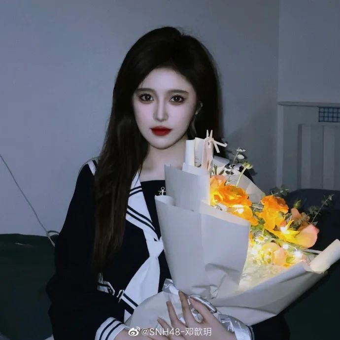 但是邓歆玥的眼睛很呆滞,远远没有鞠婧祎来得有风情