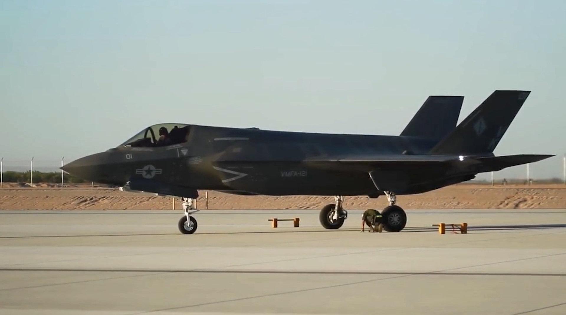 美国空军f-35a战斗机,进行弹药装填的镜头!