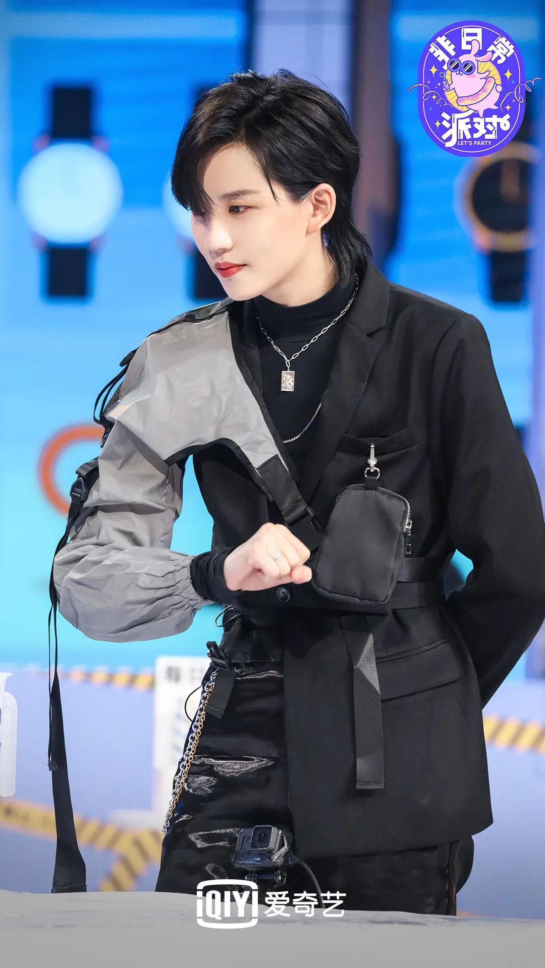 爱撩专访the9陆柯燃舞台上帅气的她到了妹妹面前竟是