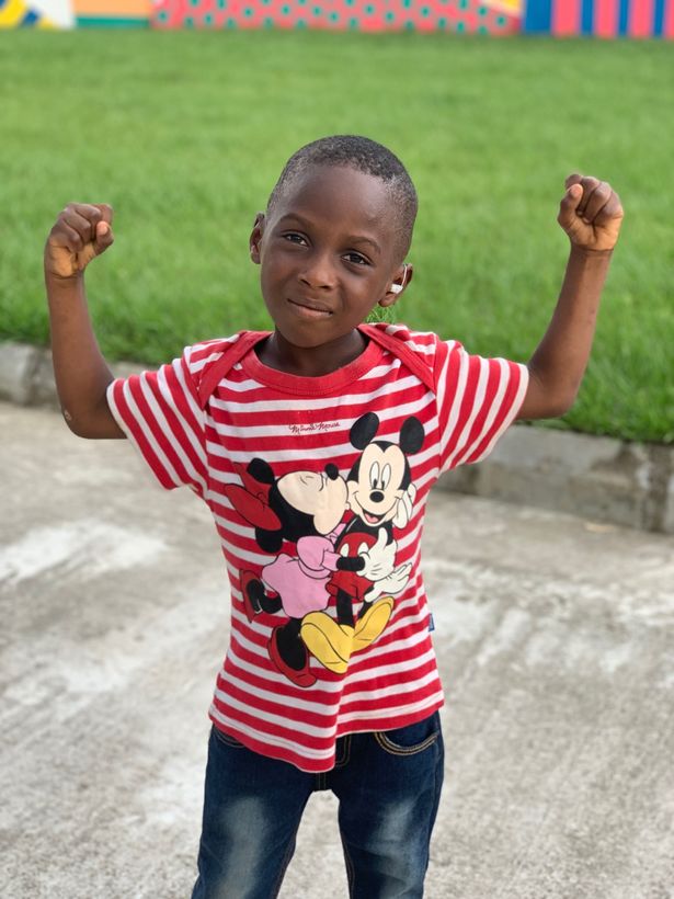 还记得当年那个快被渴死的黑人男孩吗?四年后,他长这样了