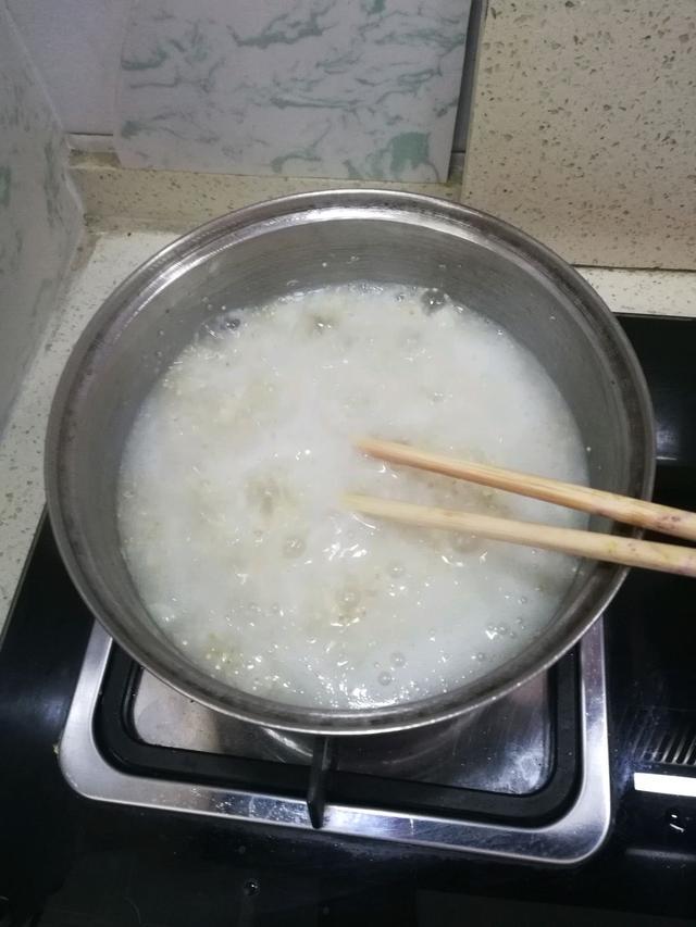 冬天多喝粥藜麦加入山药熬一大锅营养美味全家都不够喝