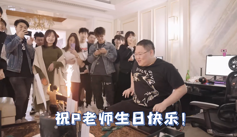 pdd生日收获独特礼物网友看后纷纷表示羡慕