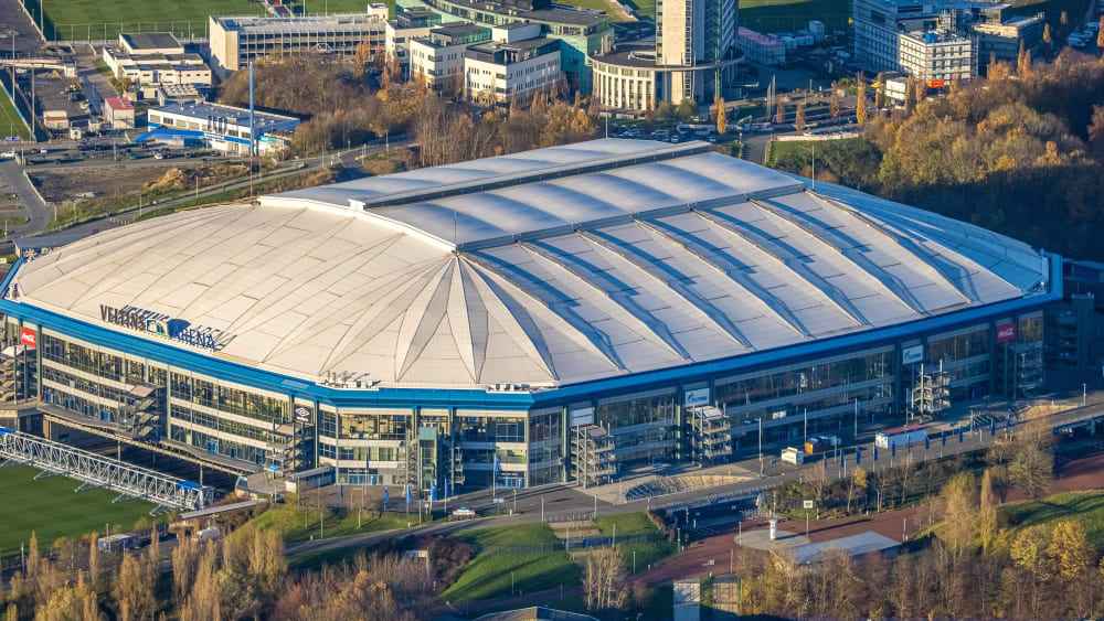 不满球队降级沙尔克04球迷攻击回到主场的球员