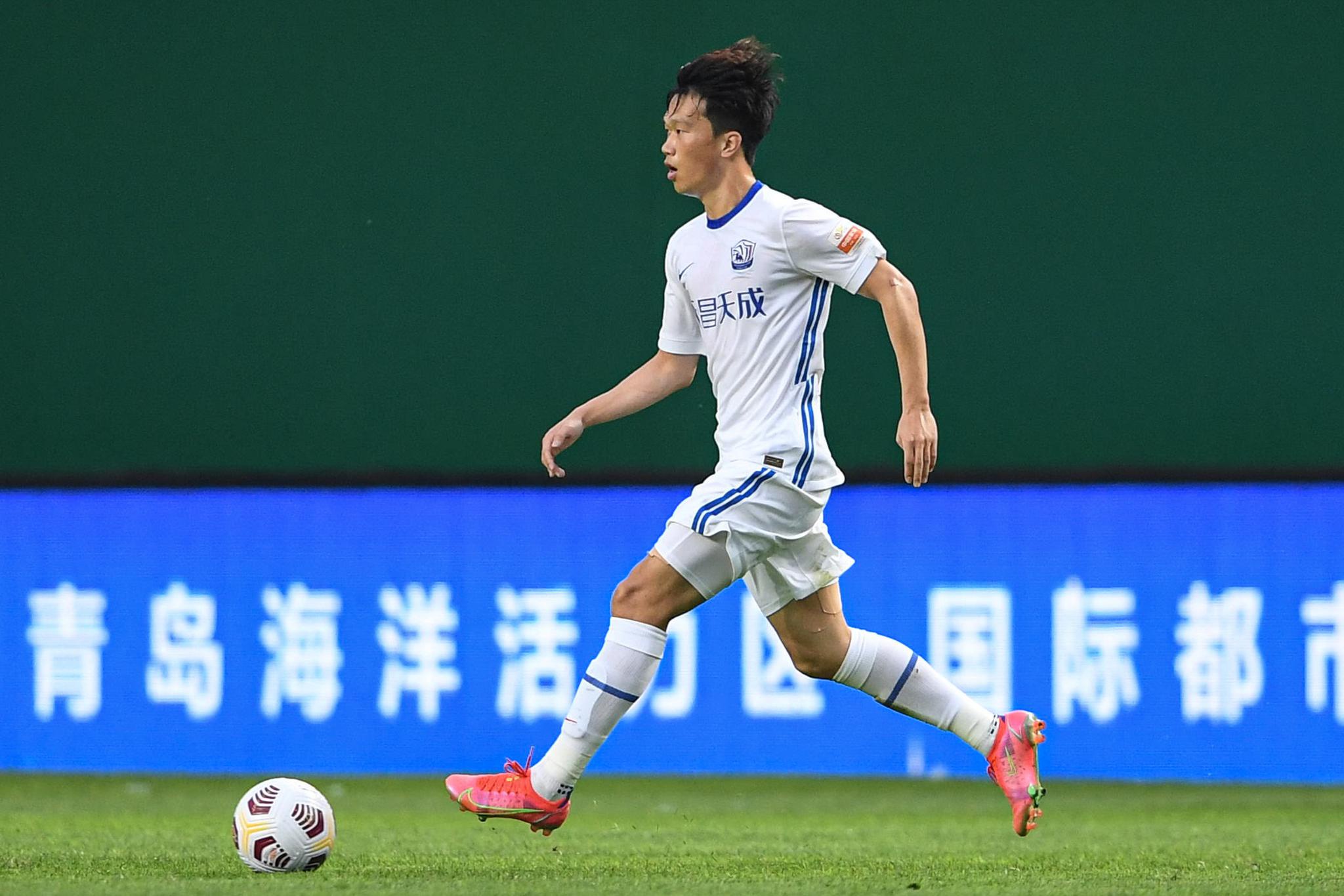 足球中超青岛队胜沧州雄狮队