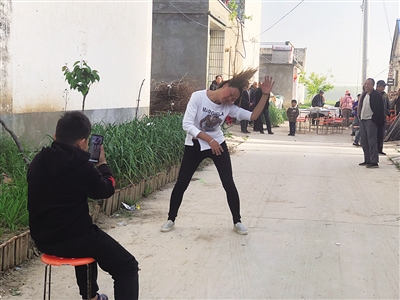 4月17日,黄河一姐在顾东林家门前跳尬舞.