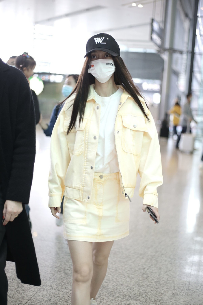 杨颖最新机场私服一身黄色牛仔裙帅气明媚31岁少女感依旧很好