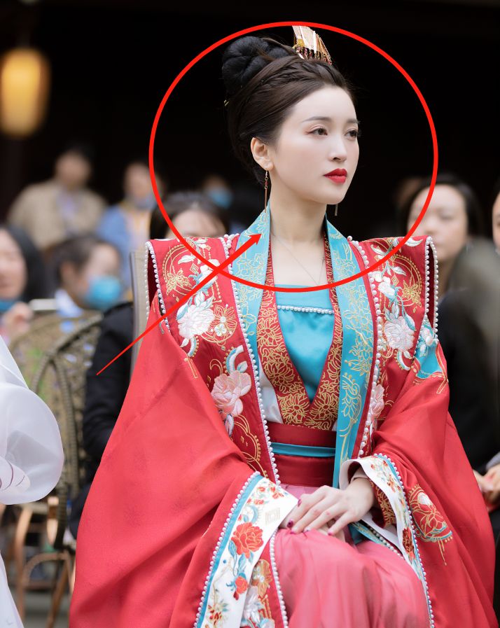 金莎穿汉服走秀上热搜,生图气质端庄优雅,衣着华丽却被嘲蹭热度|金莎