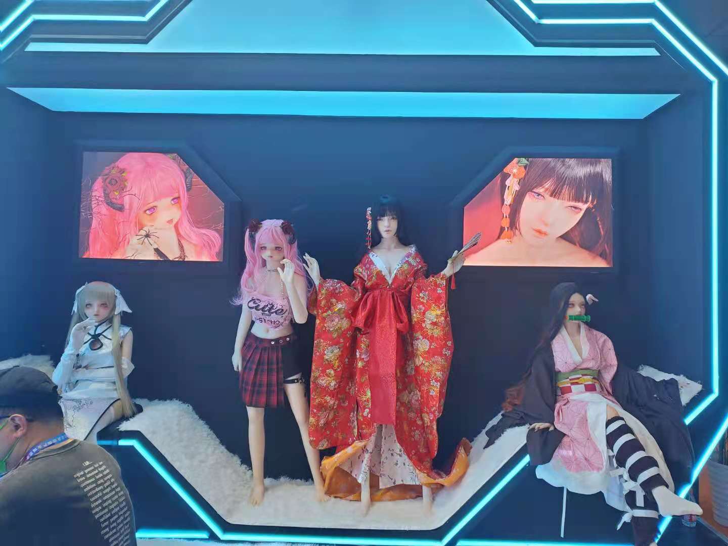 作为参观者最多的实体娃娃展区,给参展人员带来了许多极佳的视觉享受