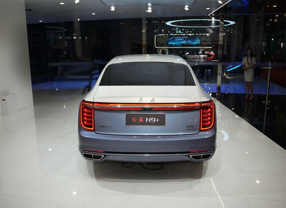 的红旗h9 不同,其白色和粉蓝色的双色涂装在大气中又不失优雅的气质