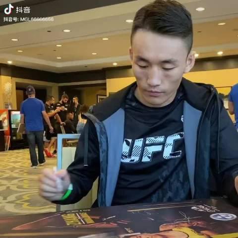 傲日其愣ufc首秀 赛前海报签名