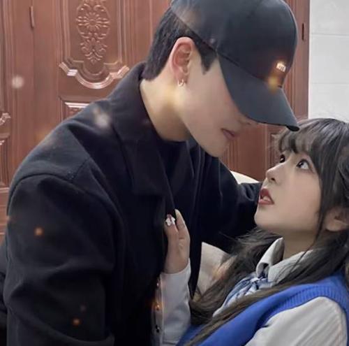 这类闺蜜cp日常就变成了郝一点的主要内容,以前和林锡的甜蜜日常如今