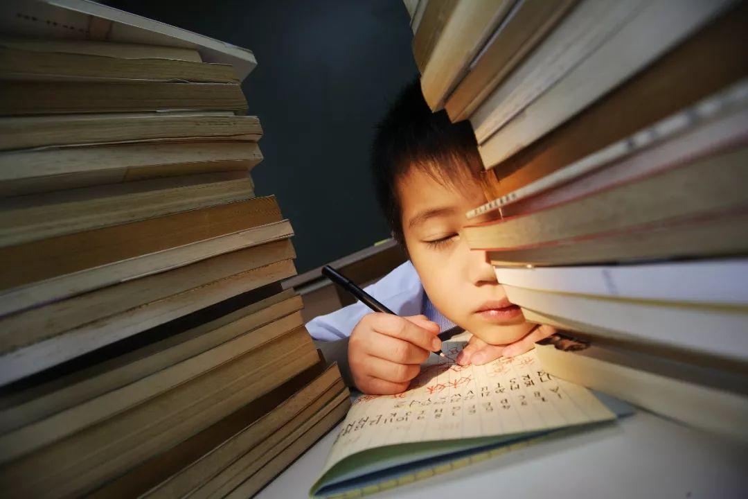 半夜孩子写作业大哭,比尔·盖茨的推荐,好父母要做好准备