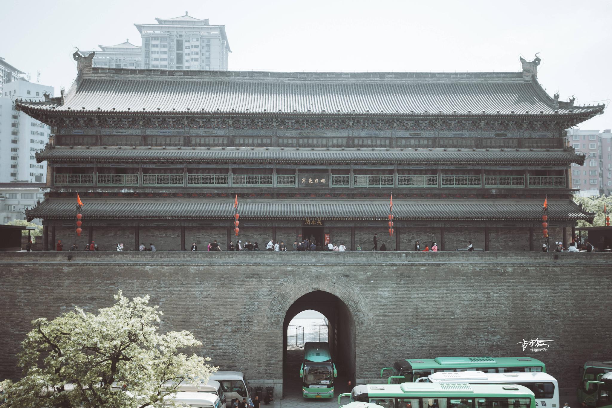 西安城墙包括护城河,吊桥,闸楼,箭楼,城楼,角楼,敌楼,女儿墙,垛口等一