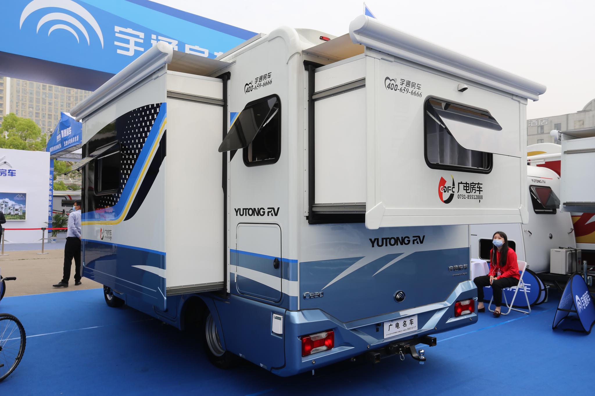 实力大厂,品质之选——宇通进口依维柯c630大额头双拓展c型房车