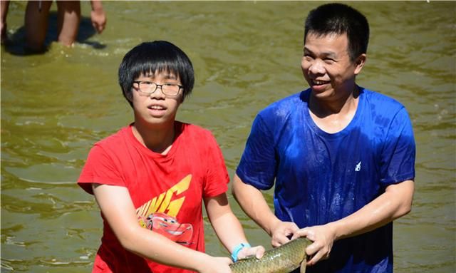 佛山渔耕文化园五一举行捕鱼节游客可以抱大鱼回家