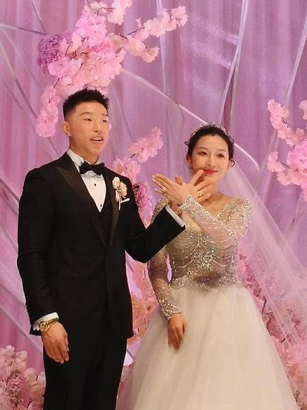 值得一提的是,烧饼本名朱云峰,2017年11月17日和妻子郑胡昕结婚登记