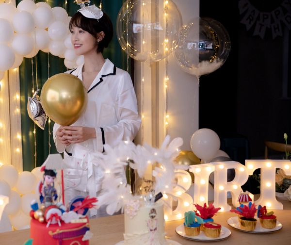 蓝盈莹晒生日照桌子上蛋糕成亮点看清款式长见识了