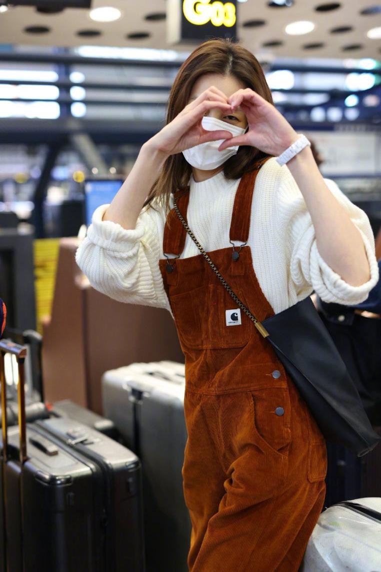 33岁超模刘雯现身机场罕见素颜皮肤状态佳五万元手表十分抢镜