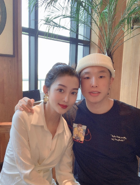 德云社烧饼官宣老婆二胎产子,晒儿子正脸照,牵着饼干小手超幸福