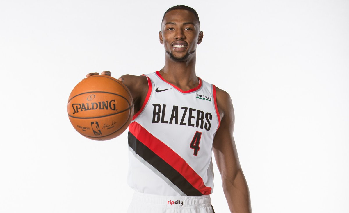 nba官方晒图祝哈里-贾尔斯23岁生日快乐|贾尔斯|哈里|官方_新浪新闻