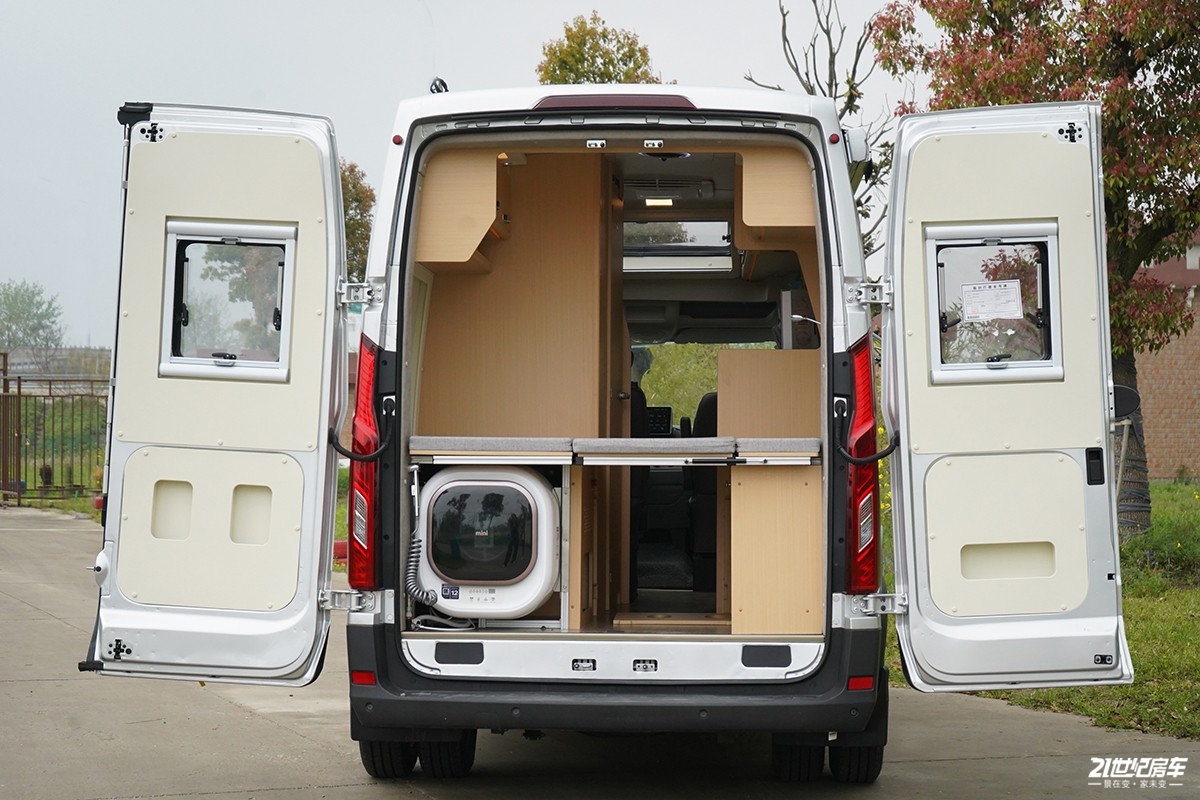 无中门设计,"知冷知热"恒温系统,实拍卫航v590房车