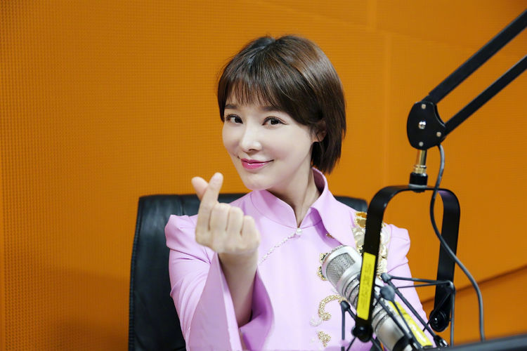 中央电视台新闻主播一级播音员央视新闻中心首席出镜记者2001年由西安