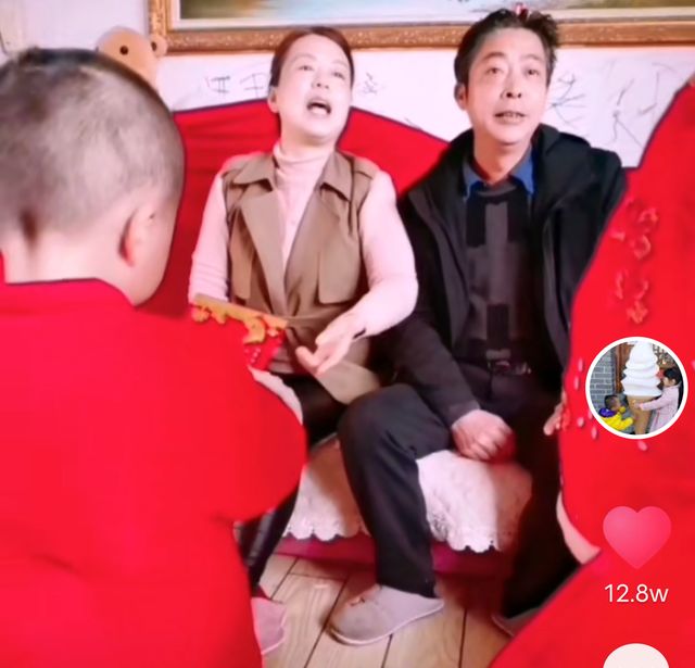 聪明的小孩许敏夫妇给孙子孙女发红包孩子的举动体现出智慧