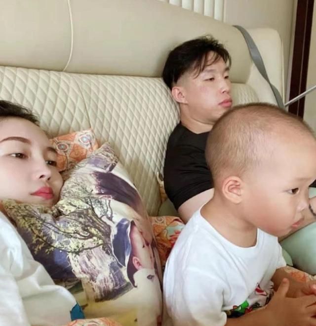 德云社演员烧饼二胎得子孩子乌黑胎发抢镜坦言期待三胎生女儿