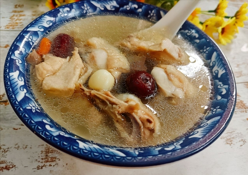 莲子百合红枣鸡汤春天喝补气又养神