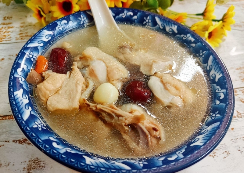 莲子百合红枣鸡汤春天喝补气又养神